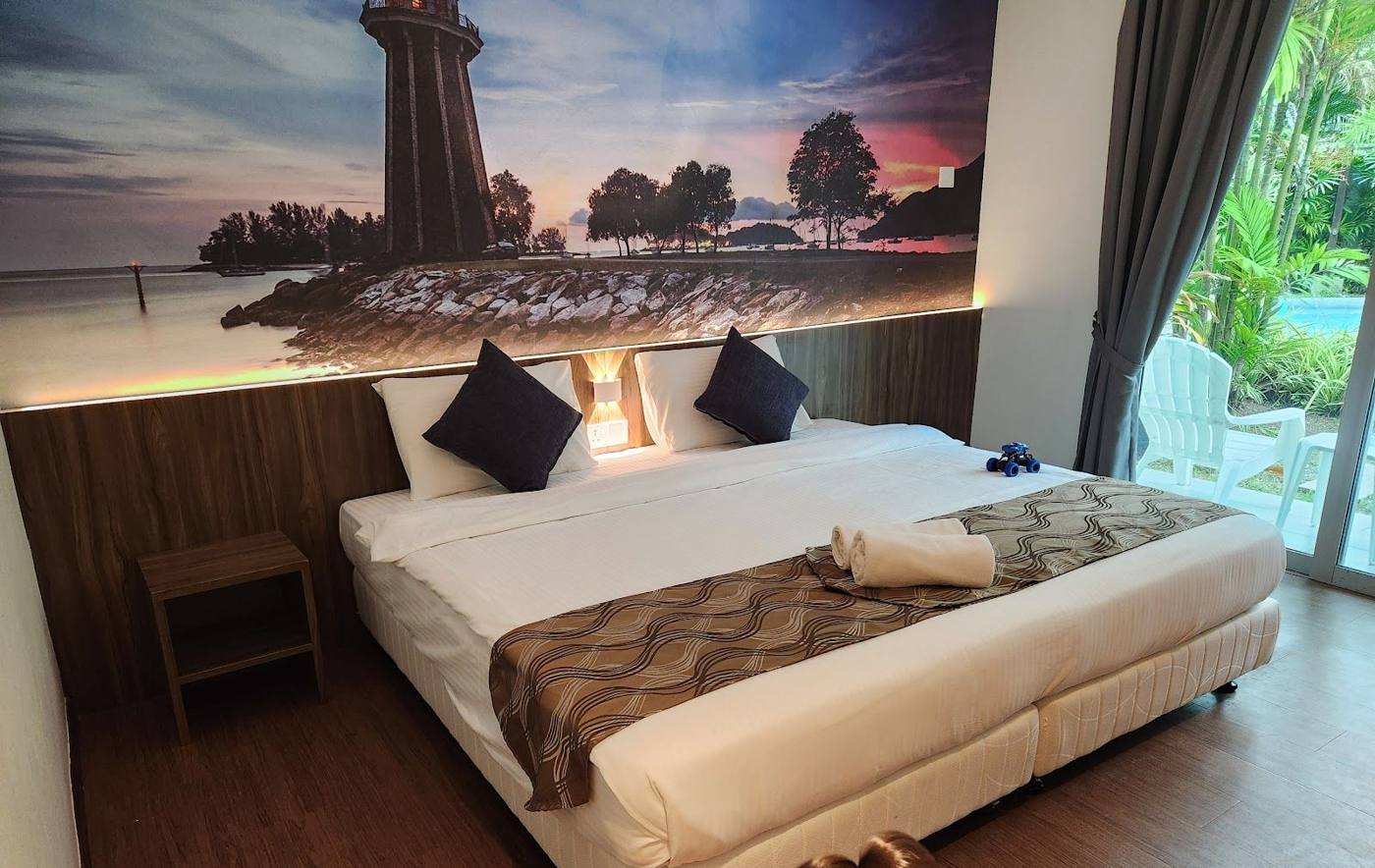 King room with lighthouse mural